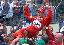 27.05.2001 Monte Carlo, Monaco, Michael Schumacher und das Team Ferrari feiern nach Schumachers Sieg am Sonntag (27.05.2001) beim Formel 1 Grand Prix von Monaco. c xpb.cc