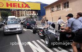 23.05.2001 Monte Carlo, Monaco, Mechniker schieben den Formel 1 Wagen von Mika Hakkien durch den normalen Straßeverkehr in die Boxengasse am Mittwoch (23.05.2001) zum Formel 1 Grand Prix von Monaco. c xpb.cc