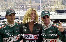 25.05.2001 Monte Carlo, Monaco, Die Formel 1 Piloten des Teams Jaguar Pedro de la Rosa und Eddie Irvine mit Schauspielerin Rachel Hunter bei einem Fototermin am Freitag (2505.2001) im Hafen von Monaco zum Formel 1 Grand Prix von Monaco. c xpb.cc