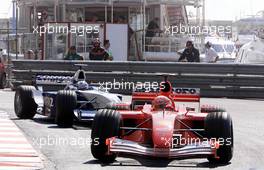 26.05.2001 Monte Carlo, Monaco, Michael Schumacher im Ferrari vor Juan Pablo Montoya im BMW-Williams beim Training am Samstag (26.05.2001) zum Formel 1 Grand Prix von Monaco. c xpb.cc