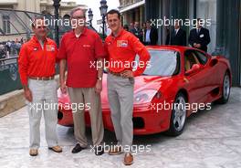 25.05.2001 Monte Carlo, Monaco, Vodaphone-Chef Chris Gent mit Rubens Barrichello und Michael Schumacher vor dem Hotel de Paris in Monaco nach Pressekonferenz zur Vorstellung Vodaphones als neuer Sponsors des Formel 1 Rennstalls Ferrari. c xpb.cc
