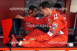 26.05.2001 Monte Carlo, Monaco, Michael Schumacher in der Ferrari-Boxbeim Training am Samstag (26.05.2001) zum Formel 1 Grand Prix von Monaco. c xpb.cc