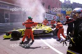 27.05.2001 Monte Carlo, Monaco, Jarno Trulli im JORDAN-HONDA nach Feuer am Heck von Streckenposten umgeben am Sonntag (27.05.2001) beim Formel 1 Grand Prix von Monaco. c xpb.cc