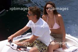 25.05.2001 Monte Carlo, Monaco, Formel 1 Fahrer Jenson Button und seine 23 Jahre alte Freundin Louise Griffiths mit Boot im Hafen von Monaco vor dem Formel 1 Grand Prix von Monaco am Sonntag. c xpb.cc