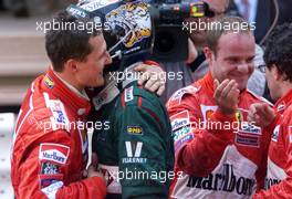 27.05.2001 Monte Carlo, Monaco, Michael Schumacher (FERRARI) mit Eddie Irvine (JAGUAR) und Rubens Barrichello nach Schumachers Sieg am Sonntag (27.05.2001) beim Formel 1 Grand Prix von Monaco. c xpb.cc