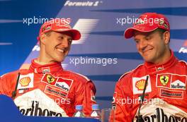 27.05.2001 Monte Carlo, Monaco, Michael Schumacher (FERRARI) nach seinem Sieg mit Rubens Barrichello bei Pressekonferenz am Sonntag (27.05.2001) beim Formel 1 Grand Prix von Monaco. c xpb.cc