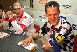 22.05.2001 Monte Carlo, Monaco, Prinz Albert und Michael Schumacher am Dienstag (22.05.2001) bei Pressekonferenz vor einem Benefiz-Fussballspiel einer Auswahl derFormel 1 Fahrer gegen die Mannschaft der Fussball-Allstars zum Gedenken an den tsdlich verunglYckten Formel 1 Rennfahrer Michele Alboreto im Stade Louis II. in Monaco. c xpb.cc