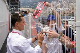 23.05.2001 Monte Carlo, Monaco, Michael Schumacher schreibt Autogramme am Mittwoch (23.05.2001) bei seiner Ankunft im Fahrerlager zum Formel 1 Grand Prix von Monaco. c xpb.cc