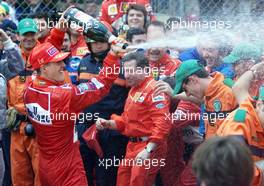 27.05.2001 Monte Carlo, Monaco, Michael Schumacher und das Team Ferrari feiern nach Schumachers Sieg am Sonntag (27.05.2001) beim Formel 1 Grand Prix von Monaco. c xpb.cc