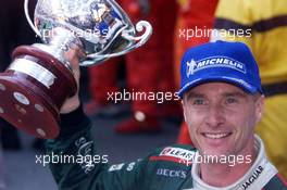 27.05.2001 Monte Carlo, Monaco, Eddie Irvine (JAGUAR) bei Siegerehrung nach seinem 3.Platz am Sonntag (27.05.2001) beim Formel 1 Grand Prix von Monaco. c xpb.cc