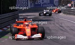 27.05.2001 Monte Carlo, Monaco, Michael Schumacher im FERRAI vor Mika Hakkinen im MCLAREN-MERCEDES am Sonntag (27.05.2001) beim Formel 1 Grand Prix von Monaco. c xpb.cc