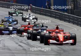 27.05.2001 Monte Carlo, Monaco, Michael Schumacher im FERRAI vor Mika Hakkinen im MCLAREN-MERCEDES nach dem Start am Sonntag (27.05.2001) beim Formel 1 Grand Prix von Monaco. c xpb.cc