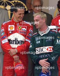 27.05.2001 Monte Carlo, Monaco, Michael Schumacher (FERRARI) und Eddei Irvine (JAGUAR) bei Siegerehrung nach Schumachers Sieg am Sonntag (27.05.2001) beim Formel 1 Grand Prix von Monaco. c xpb.cc
