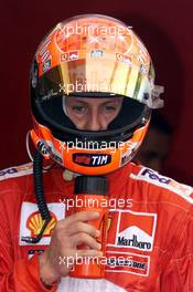 24.05.2001 Monte Carlo, Monaco, Michael Schumacher in der Ferrari-Box am Donnerstag (24.05.2001) beim Freien Training zum Formel 1 Grand Prix von Monaco. c xpb.cc