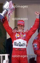 27.05.2001 Monte Carlo, Monaco, Michael Schumacher (FERRARI) jubelt nach seinem Sieg am Sonntag (27.05.2001) beim Formel 1 Grand Prix von Monaco. c xpb.cc