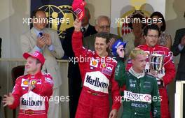 27.05.2001 Monte Carlo, Monaco, Rubens Barrichello mit Michael Schumacher (FERRARI) und Eddei Irvine (JAGUAR) bei Siegerehrung nach Schumachers Sieg am Sonntag (27.05.2001) beim Formel 1 Grand Prix von Monaco. c xpb.cc