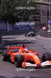 27.05.2001 Monte Carlo, Monaco, Michael Schumacher im FERRAI vor Mika Hakkinen im MCLAREN-MERCEDES am Sonntag (27.05.2001) beim Formel 1 Grand Prix von Monaco. c xpb.cc