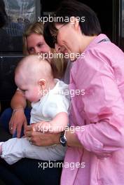 23.05.2001 Monte Carlo, Monaco, Mika Hakkinens Ehefrau Erja Hakkinen und Baby am Mittwoch (23.05.2001) bei Ankunft im Fahrerlager zum Formel 1 Grand Prix von Monaco. c xpb.cc