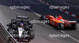 26.05.2001 Monte Carlo, Monaco, Rubens Barrichello im Ferrari fShrt an Tarso Marques im Minardi nach einem Dreher vorbei beim Training am Samstag (26.05.2001) zum Formel 1 Grand Prix von Monaco. c xpb.cc