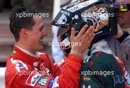 27.05.2001 Monte Carlo, Monaco, Michael Schumacher (FERRARI) und Eddie Irvine (JAGUAR) nach Schumachers Sieg und Irvines 3.Platz am Sonntag (27.05.2001) beim Formel 1 Grand Prix von Monaco. c xpb.cc