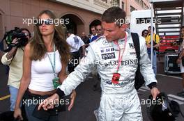 24.05.2001 Monte Carlo, Monaco, David Coulthard mit Freundin im Fahrerlager am Donnerstag (24.05.2001) beim Freien Training zum Formel 1 Grand Prix von Monaco. c xpb.cc