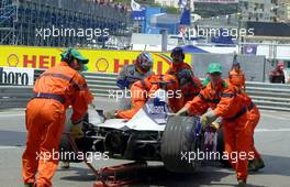 24.05.2001 Monte Carlo, Monaco, Juan Pablo Montoya und sein BMW-Williams nach einem Unfall am Donnerstag (24.05.2001) beim Freien Training zum Formel 1 Grand Prix von Monaco. c xpb.cc