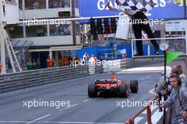 27.05.2001 Monte Carlo, Monaco, Michael Schumacher (FERRARI) auf der Ziellinie nach seinem Sieg am Sonntag (27.05.2001) beim Formel 1 Grand Prix von Monaco. c xpb.cc