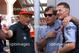 24.05.2001 Monte Carlo, Monaco, Niki Lauda, Norbert Haug und David Coulthard am Donnerstag (24.05.2001) nach dem Freien Training zum Formel 1 Grand Prix von Monaco. c xpb.cc