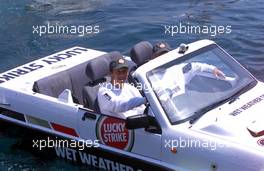 25.05.2001 Monte Carlo, Monaco, Formel 1 Fahrer Olivier Panis mit einem schwimmenden Auto seines Teams BAR im Hafen von Monaco vor dem Formel 1 Grand Prix von Monaco am Sonntag. c xpb.cc