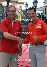 25.05.2001 Monte Carlo, Monaco, Vodaphone-Chef Chris Gent und Michael Schumacher vor dem Hotel de Paris in Monaco nach Pressekonferenz zur Vorstellung Vodaphones als neuer Sponsors des Formel 1 Rennstalls Ferrari. c xpb.cc