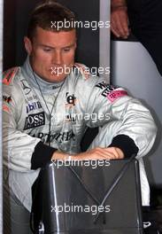 24.05.2001 Monte Carlo, Monaco, David Coulthard wartet in der McLaren-Box am Donnerstag (24.05.2001) beim Freien Training zum Formel 1 Grand Prix von Monaco. c xpb.cc