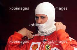 24.05.2001 Monte Carlo, Monaco, Michael Schumacher in der Ferrari-Box am Donnerstag (24.05.2001) beim Freien Training zum Formel 1 Grand Prix von Monaco. c xpb.cc