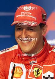 27.05.2001 Monte Carlo, Monaco, Michael Schumacher (FERRARI) nach seinem Sieg bei  Pressekonferenz am Sonntag (27.05.2001) beim Formel 1 Grand Prix von Monaco.  c xpb.cc