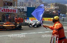 27.05.2001 Monte Carlo, Monaco, David Coulthard im McLaren-Mercedes hinter Enrique Bernoldi im Arrows am Sonntag (27.05.2001) beim Formel 1 Grand Prix von Monaco. c xpb.cc