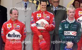 27.05.2001 Monte Carlo, Monaco, Rubens Barrichello mit Michael Schumacher (FERRARI) und Eddei Irvine (JAGUAR) bei Siegerehrung nach Schumachers Sieg am Sonntag (27.05.2001) beim Formel 1 Grand Prix von Monaco. c xpb.cc