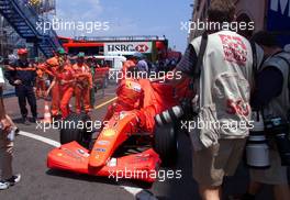 26.05.2001 Monte Carlo, Monaco, Michael Schumachers Ferrari zurYck in der Boxengasse nach Ausfall in der letzten Runde beim Qualifying am Samstag (26.05.2001) zum Formel 1 Grand Prix von Monaco. c xpb.cc
