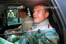 26.05.2001 Monte Carlo, Monaco, David Coulthard (McLaren-Mercedes) mit Mika Hakkinen nach Coulthards schnellster Zeit im Qualifying am Samstag (26.05.2001) zum Formel 1 Grand Prix von Monaco. c xpb.cc