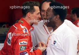 26.05.2001 Monte Carlo, Monaco, Michael Schumacher und Fussball-Idol Pele in der Ferrari-Box beim Training am Samstag (26.05.2001) zum Formel 1 Grand Prix von Monaco. c xpb.cc