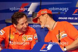 24.05.2001 Monte Carlo, Monaco, Michael Schumacher und Jean Todt bei Pressekonferenz am Donnerstag (24.05.2001) nach dem Freien Training zum Formel 1 Grand Prix von Monaco. c xpb.cc