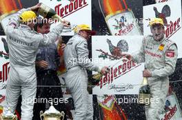 08.09.2002 Zeltweg, Österreich, A1 Ring, Spielberg, Oesterreich, Marcel Fässler (1ter), Gerhard Ungar (Mercedes), Bernd Schneider (2ter), Jean Alesi (3ter), Podium am Sonntag, DTM, Deutsche Tourenwagen Meisterschaft 2002. c xpb.cc - Datenbank unter www.xpb.cc - Email: info@xpb.cc