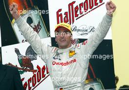 08.09.2002 Zeltweg, Österreich, A1 Ring, Spielberg, Oesterreich, Bernd Schneider (2ter), Podium am Sonntag, DTM, Deutsche Tourenwagen Meisterschaft 2002. c xpb.cc - Datenbank unter www.xpb.cc - Email: info@xpb.cc