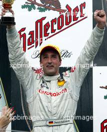 08.09.2002 Zeltweg, Österreich, A1 Ring, Spielberg, Oesterreich, Bernd Schneider (2ter), Podium am Sonntag, DTM, Deutsche Tourenwagen Meisterschaft 2002. c xpb.cc - Datenbank unter www.xpb.cc - Email: info@xpb.cc