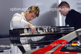 03.05.2002 Zolder, Belgien, DTM, Freitag in Zolder, Bernd Schneider (Vodafone AMG-Mercedes) schraubt selbst mit einem Mechaniker am Heckflügel seines Wagens, in der Box, Training c xpb.cc Email: info@xpb.cc, weitere Bilder auf der Datenbank: www.xpb.cc