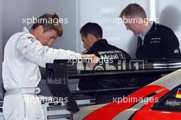 03.05.2002 Zolder, Belgien, DTM, Freitag in Zolder, Bernd Schneider (Vodafone AMG-Mercedes) schraubt selbst mit einem Mechaniker am Heckflügel seines Wagens, in der Box, Training c xpb.cc Email: info@xpb.cc, weitere Bilder auf der Datenbank: www.xpb.cc