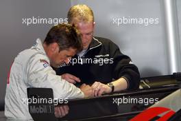 03.05.2002 Zolder, Belgien, DTM, Freitag in Zolder, Bernd Schneider (Vodafone AMG-Mercedes) schraubt selbst mit einem Mechaniker am Heckflügel seines Wagens, in der Box, Training c xpb.cc Email: info@xpb.cc, weitere Bilder auf der Datenbank: www.xpb.cc