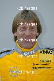 04.04.2002 Rust, Deutschland, Donnerstag, Portraittermin DTM, JOACHIM WINKELHOCK / Opel Team Phoenix c xpb.cc Mail: info@xpb.cc  Datenbank: www.xpb.cc 