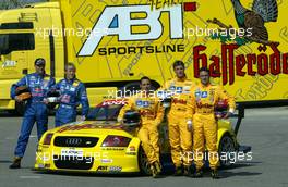 04.04.2002 Rust, Deutschland, Donnerstag, DTM Präsentation Saison 2002 mit AMG Mercedes, Team Opel und Team Audi ABT Sportsline (HIER), Gruppenbild mit den Fahrern und den Wagen, im Europapark Rust c xpb.cc Mail: info@xpb.cc  Datenbank: www.xpb.cc 