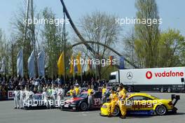 04.04.2002 Rust, Deutschland, Donnerstag, DTM Präsentation Saison 2002 mit AMG Mercedes, Team Opel und Team Audi ABT Sportsline, Gruppenbild mit den Fahrern und den Wagen, im Europapark Rust c xpb.cc Mail: info@xpb.cc  Datenbank: www.xpb.cc 