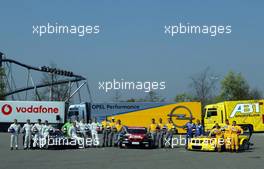 04.04.2002 Rust, Deutschland, Donnerstag, DTM Präsentation Saison 2002 mit AMG Mercedes, Team Opel  und Team Audi ABT Sportsline, Gruppenbild mit den Fahrern und den Wagen, im Europapark Rust c xpb.cc Mail: info@xpb.cc  Datenbank: www.xpb.cc 