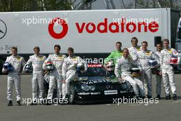 04.04.2002 Rust, Deutschland, Donnerstag, DTM Präsentation Saison 2002 mit AMG Mercedes (HIER), Team Opel und Team Audi ABT Sportsline, Gruppenbild mit den Fahrern und den Wagen, im Europapark Rust c xpb.cc Mail: info@xpb.cc  Datenbank: www.xpb.cc 
